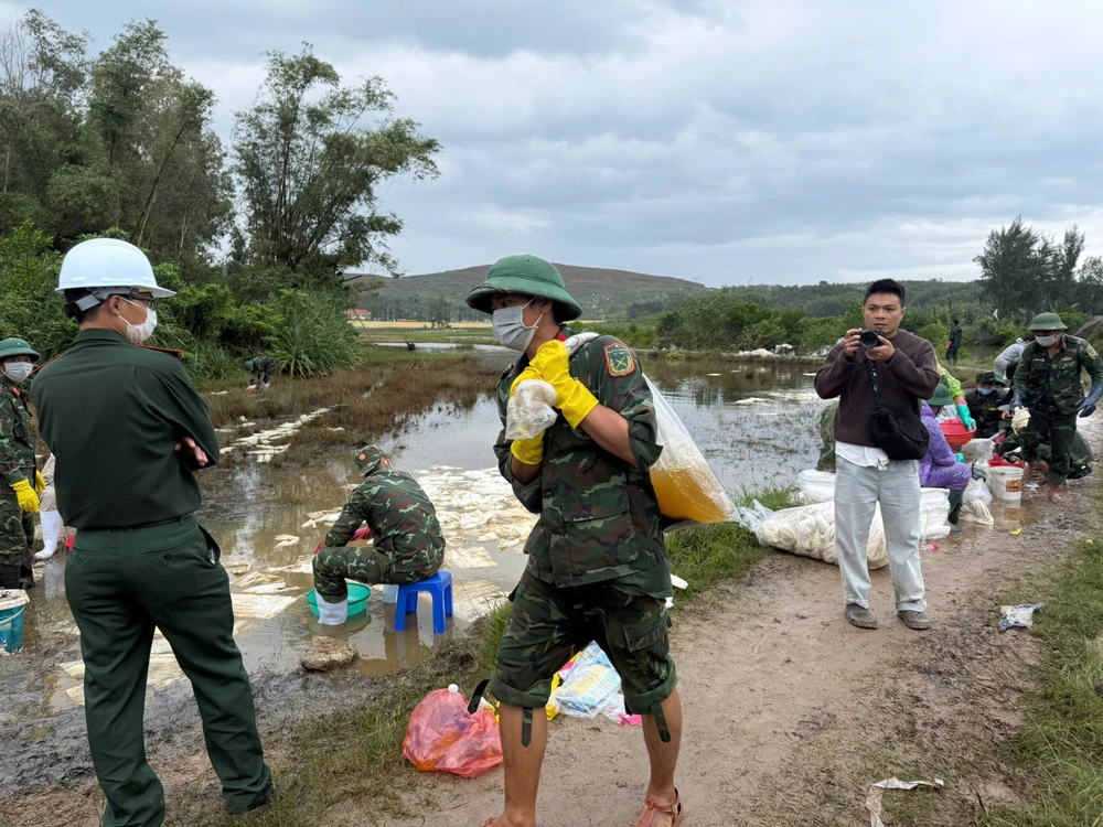 chum-anh-khan-truong-khac-phuc-su-co-tran-dau-tai-quang-ngai (15).jpg