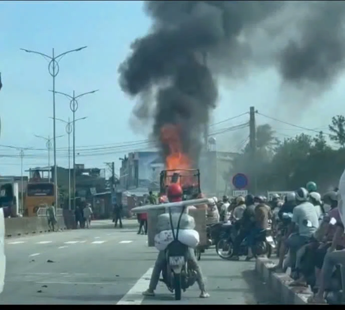 xe-tai-chay-ngun-ngut-tren-quoc-lo-1a- (1).jpg