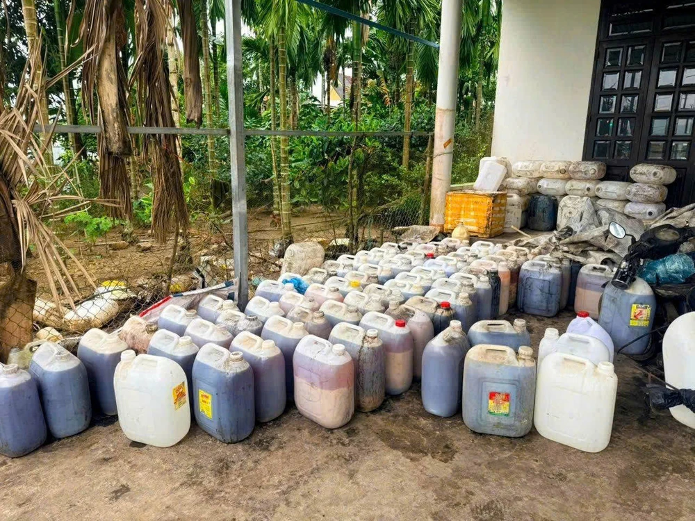 can-tet-phat-hien-diem-gom-hon-2-tan-dau-an-mo-heo-qua-su-dung-chuan-bi-ban-ra-thi-truong- (2).jpg