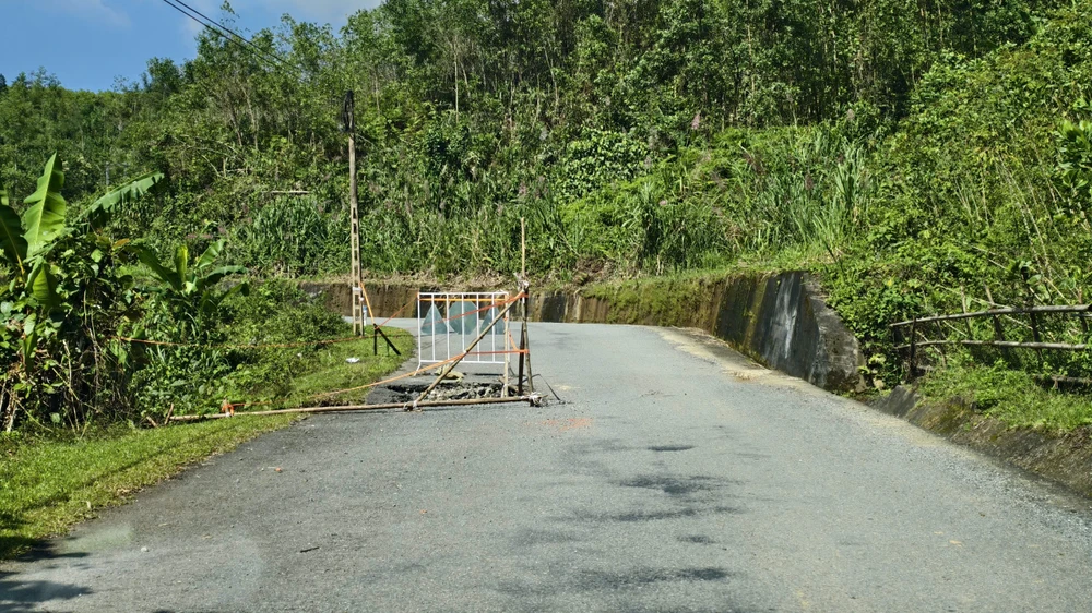 duong-lay-loi-ngon-ngang-sau-mua-lu-dan-di-te-len-te-xuong- (1).jpg