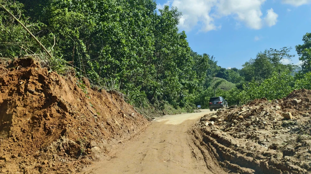 duong-lay-loi-ngon-ngang-sau-mua-lu-dan-di-te-len-te-xuong- (10).jpg