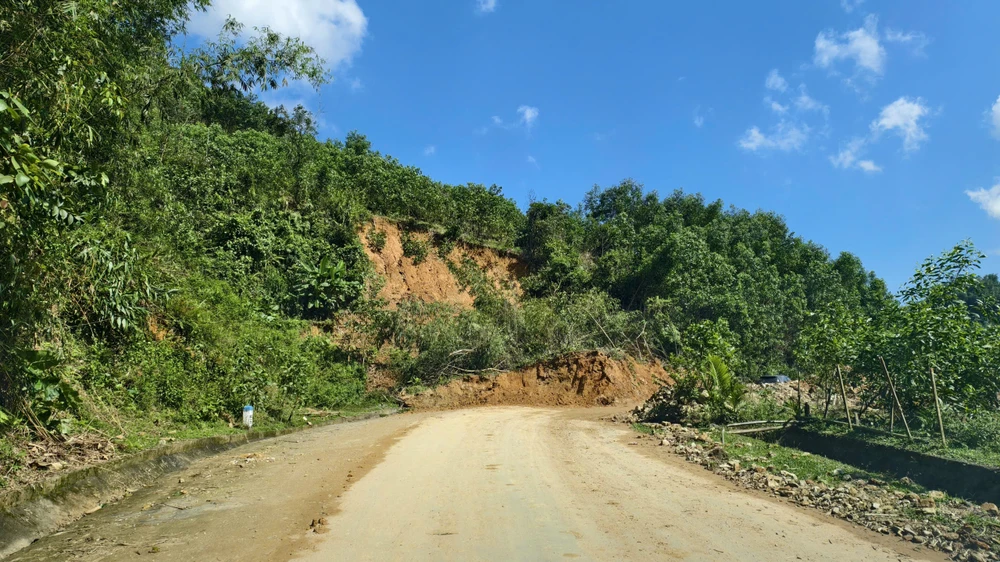 duong-lay-loi-ngon-ngang-sau-mua-lu-dan-di-te-len-te-xuong- (11).jpg