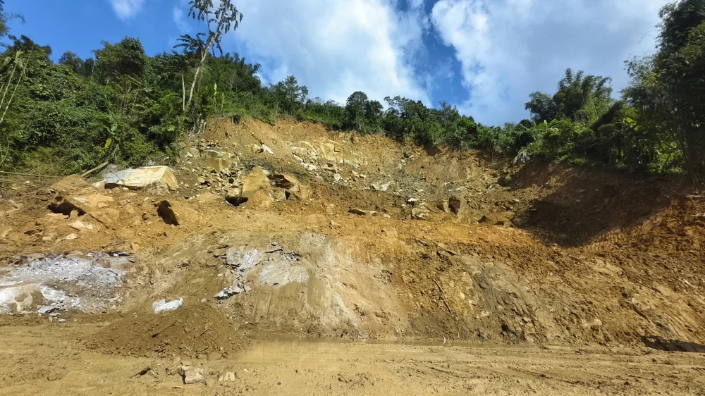 duong-lay-loi-ngon-ngang-sau-mua-lu-dan-di-te-len-te-xuong- (23).jpg