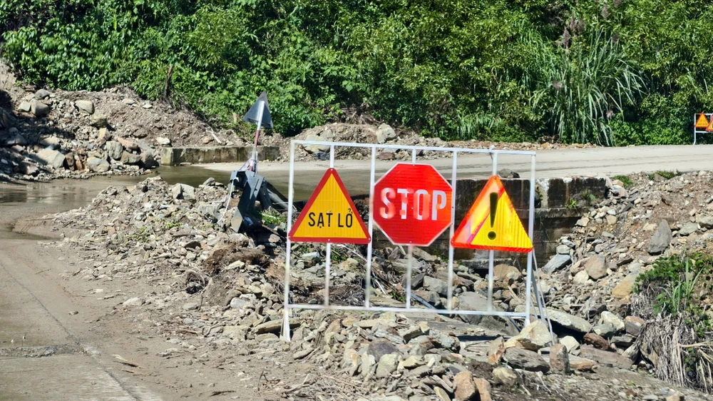 duong-lay-loi-ngon-ngang-sau-mua-lu-dan-di-te-len-te-xuong- (25).jpg