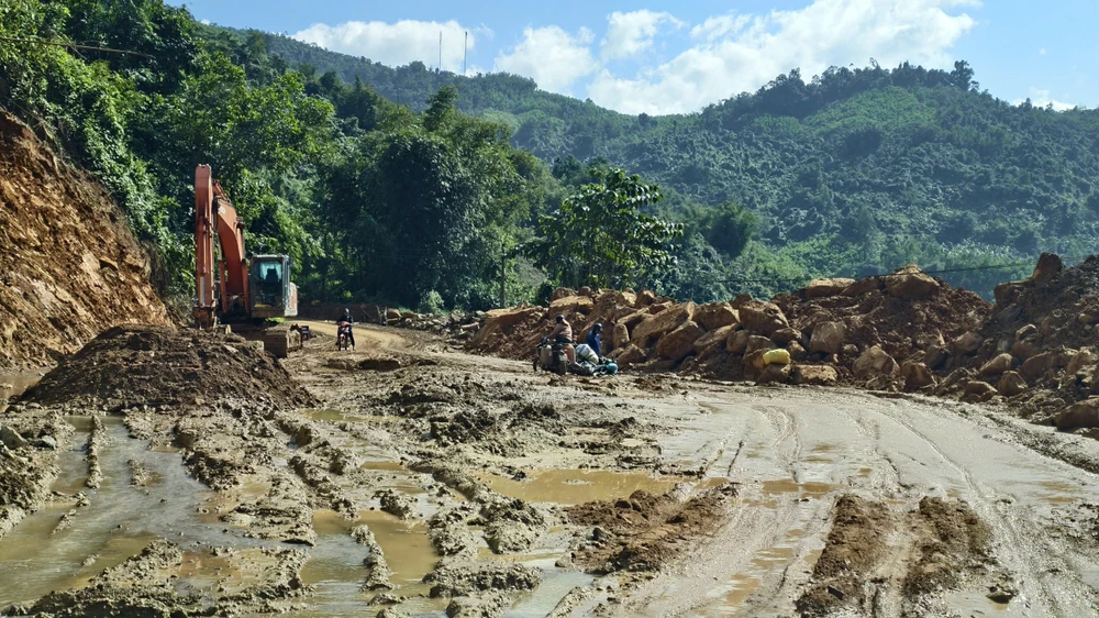 duong-lay-loi-ngon-ngang-sau-mua-lu-dan-di-te-len-te-xuong- (28).jpg