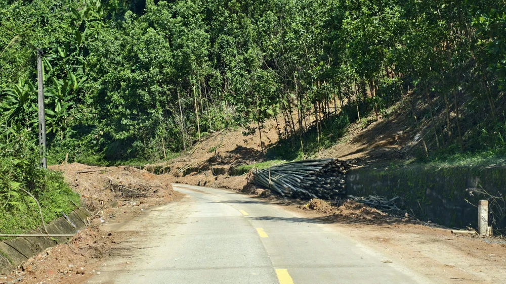 duong-lay-loi-ngon-ngang-sau-mua-lu-dan-di-te-len-te-xuong- (3).jpg