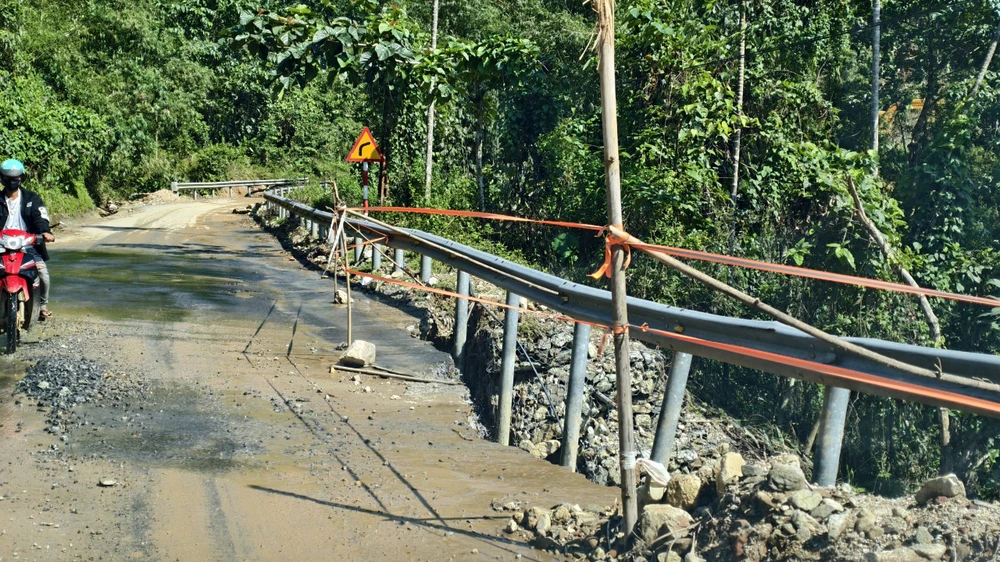 duong-lay-loi-ngon-ngang-sau-mua-lu-dan-di-te-len-te-xuong- (7).jpg