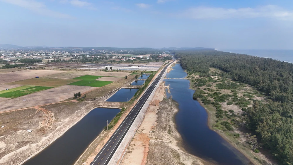 can-canh-duong-ven-bien-152-ti-dong-dep-nhat-quang-ngai- (16).jpg