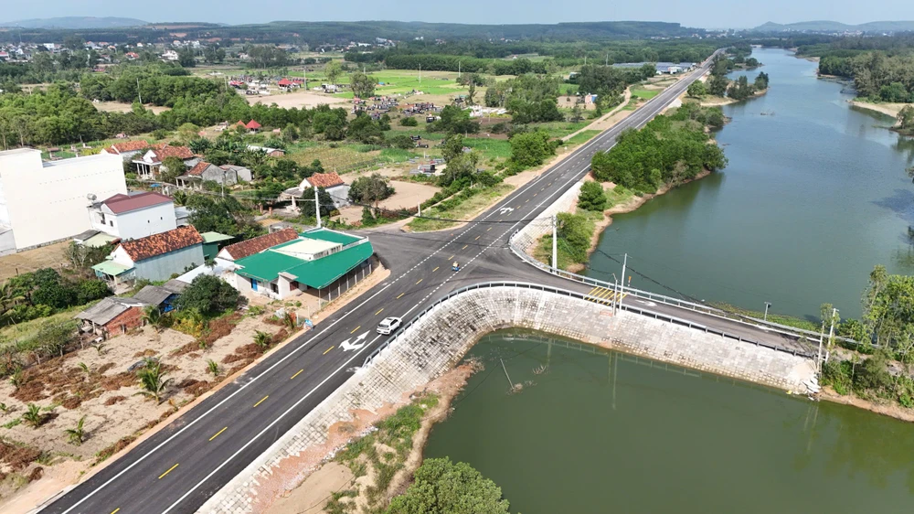 can-canh-duong-ven-bien-152-ti-dong-dep-nhat-quang-ngai- (20).jpg