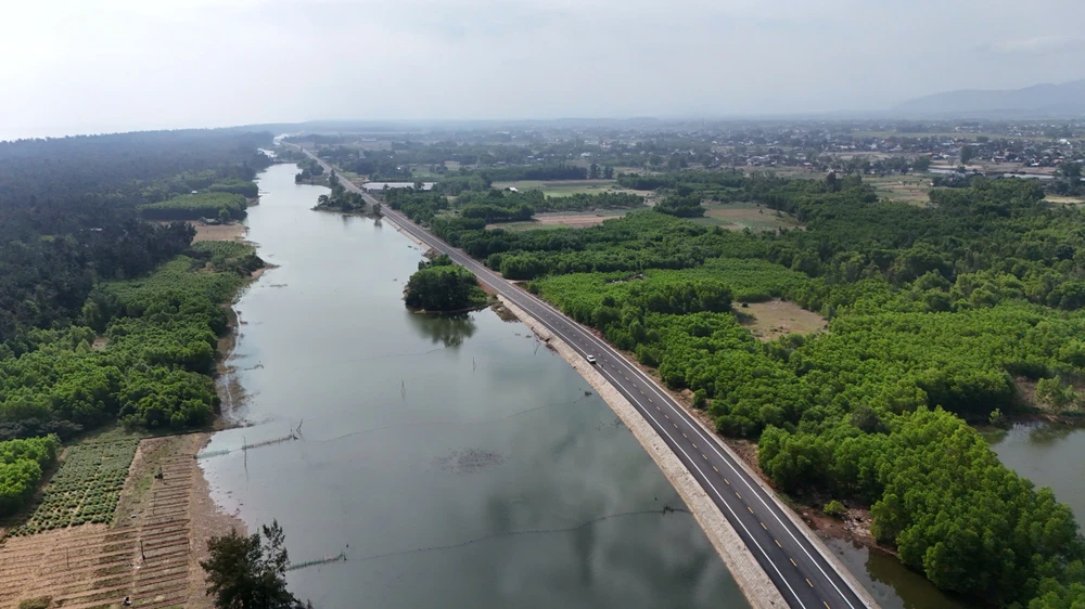 can-canh-duong-ven-bien-152-ti-dong-dep-nhat-quang-ngai- (24).jpg