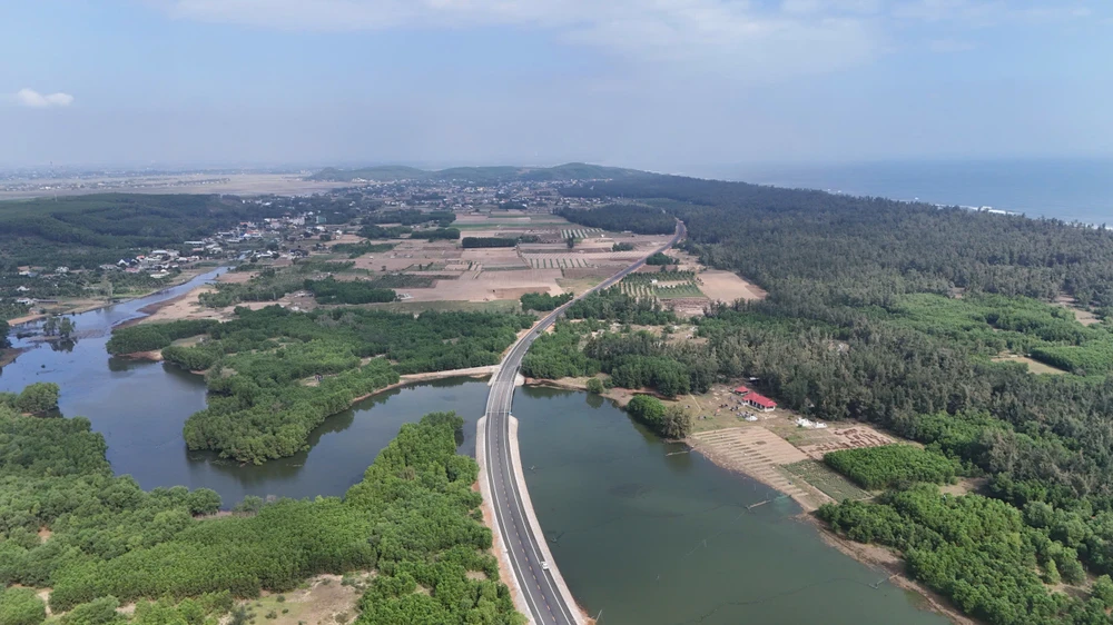 Cận cảnh đường ven biển 152 tỉ đồng đẹp nhất Quảng Ngãi