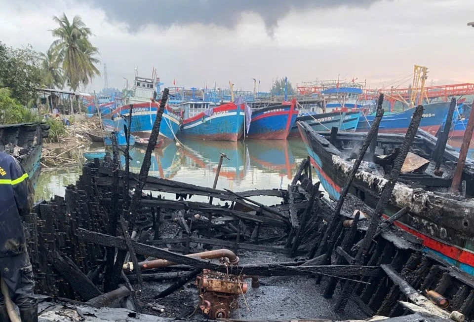 chay-tau-ca-tai-ben-neo-dau-song-tra-bong-4-tau-bi-thiet-hai-post0 (1).jpg