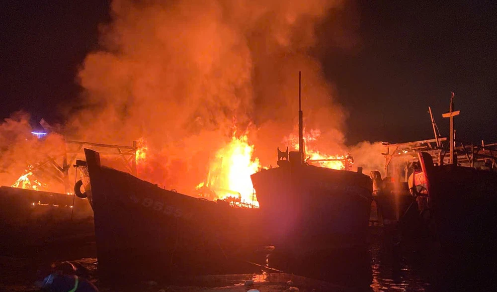 chay-tau-ca-tai-ben-neo-dau-song-tra-bong-4-tau-bi-thiet-hai-post0 (3).jpg