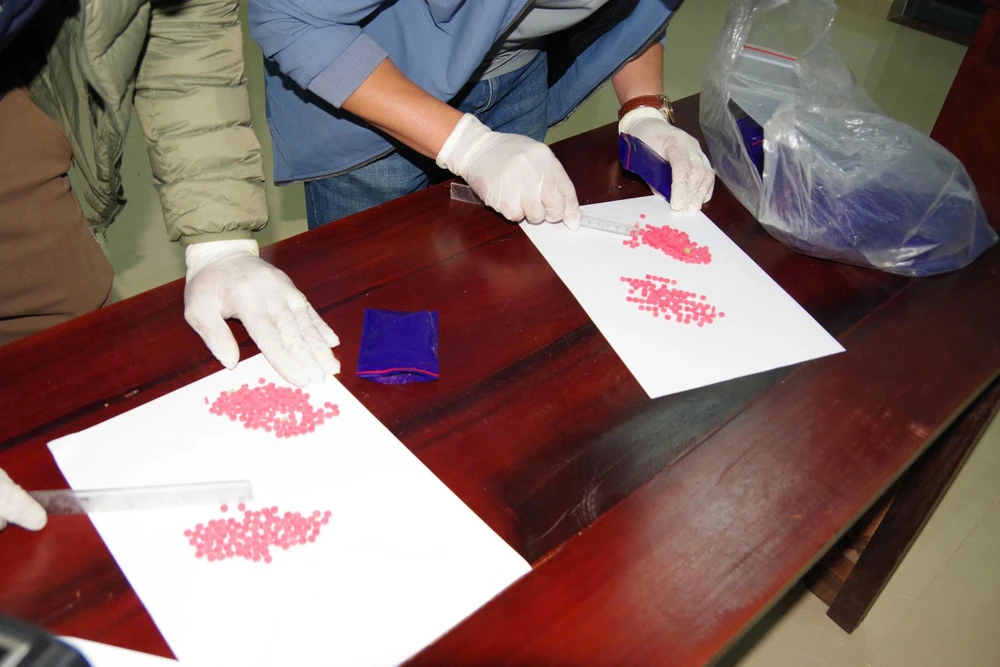 chan-vu-van-chuyen-hon-12-000-vien-ma-tuy-tu-lao-vao-viet-nam (5).jpg