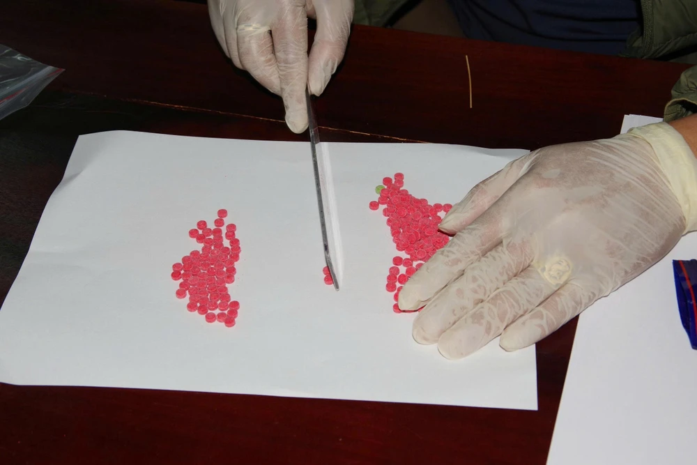 chan-vu-van-chuyen-hon-12-000-vien-ma-tuy-tu-lao-vao-viet-nam (6).jpg