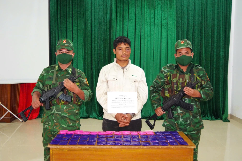 chan-vu-van-chuyen-hon-12-000-vien-ma-tuy-tu-lao-vao-viet-nam (7).jpg