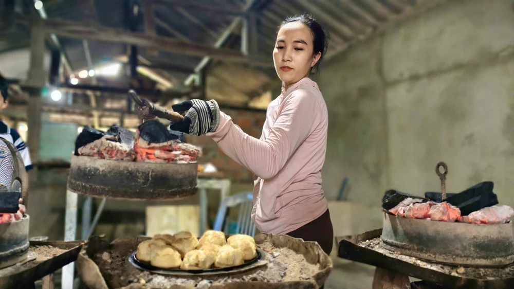 thu-banh-cu-tet-den-la-khong-the-thieu-tren-mam-cung-nguoi-quang- (14).jpg