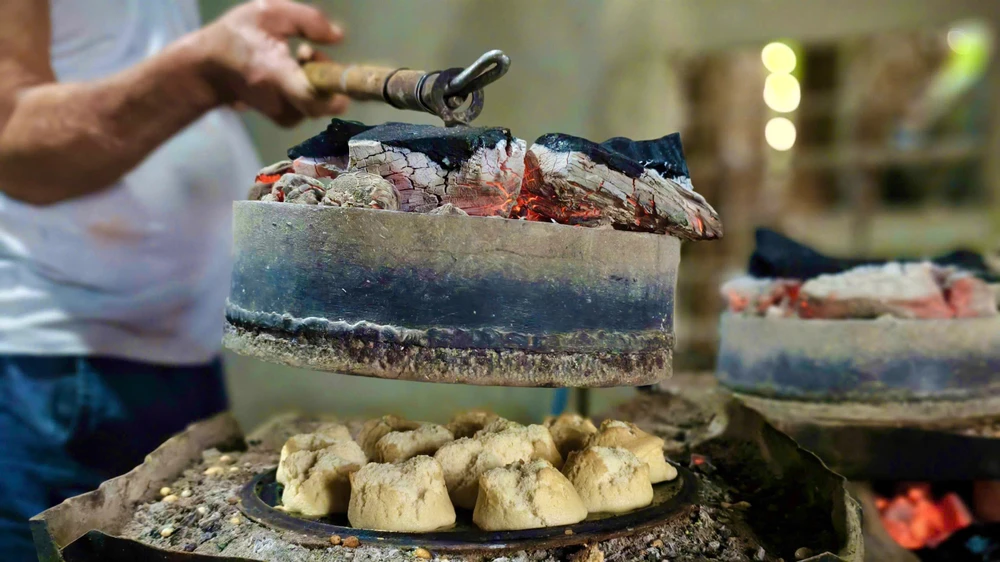 thu-banh-cu-tet-den-la-khong-the-thieu-tren-mam-cung-nguoi-quang- (20).jpg