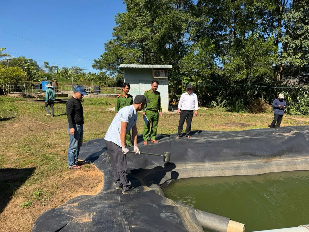 Phát hiện 2 nhà máy lén xả thải ngầm ra sông ở Quảng Ngãi