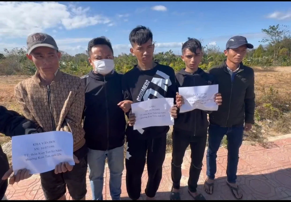 bat-6-nguoi-cat-trom-cap-dien-trung-the-ban-phe-lieu- (1).jpg