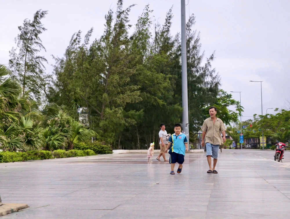 my-khe-mo-pho-di-bo-don-tet-danh-thuc-du-lich-dem-quang-ngai- (1).jpg