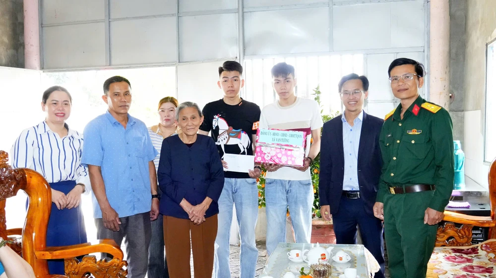 Lãnh đạo xã Vạn Tường đến động viên hai anh em Mạnh và Cường.