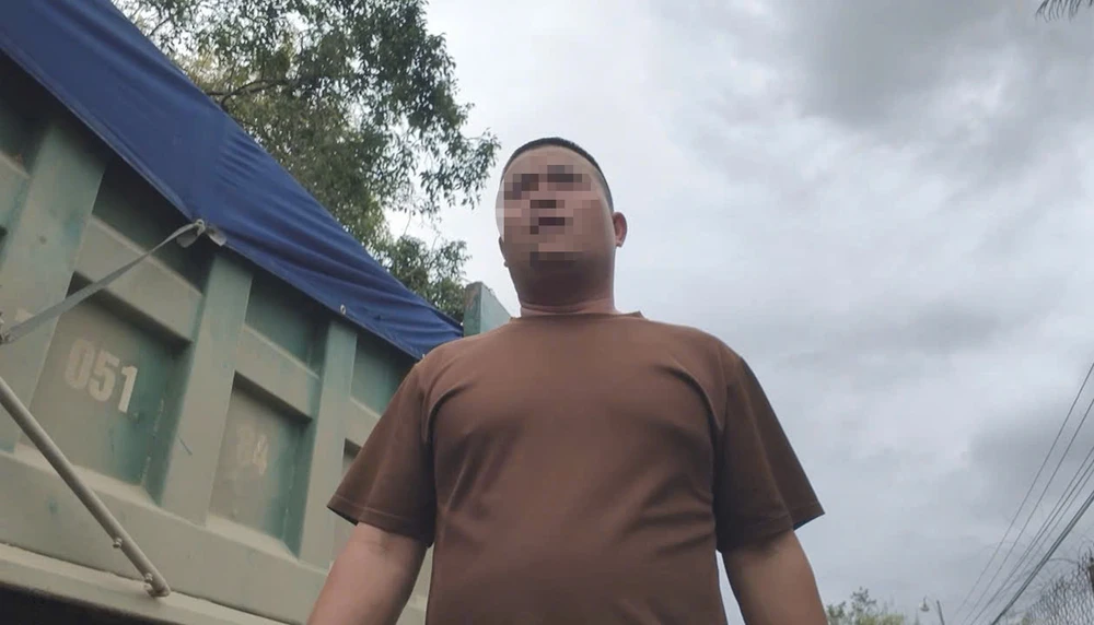 xe-ben-ram-rap-tren-duong-huyen-o-gia-lai-bien-cam-tai-trong-bi-boi-den-dang-ngo (1).jpg