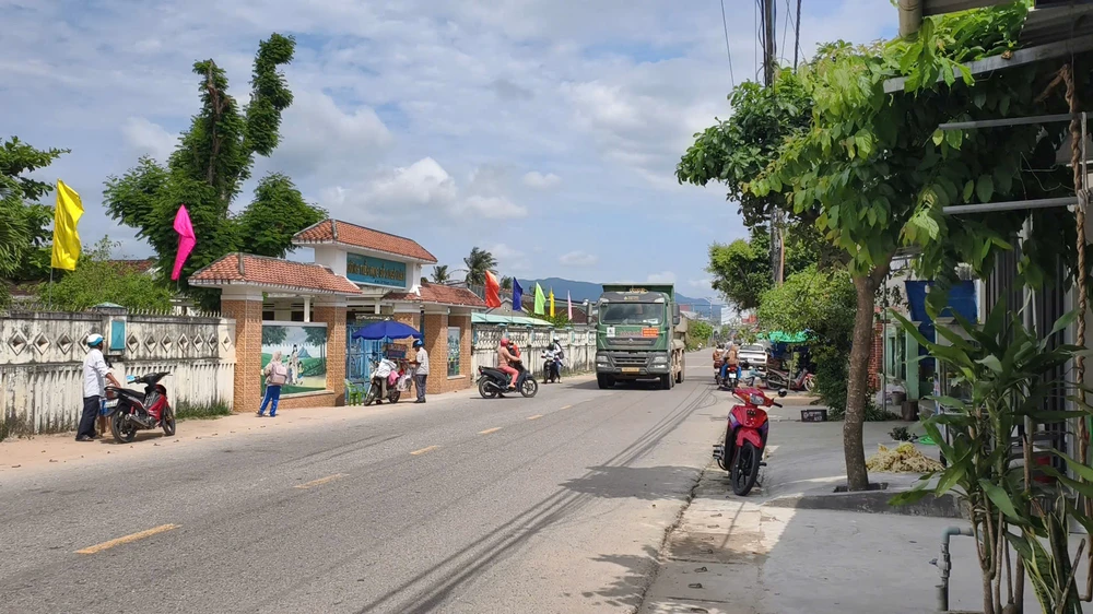 xe-ben-ram-rap-tren-duong-huyen-o-gia-lai-bien-cam-tai-trong-bi-boi-den-dang-ngo (18).jpg