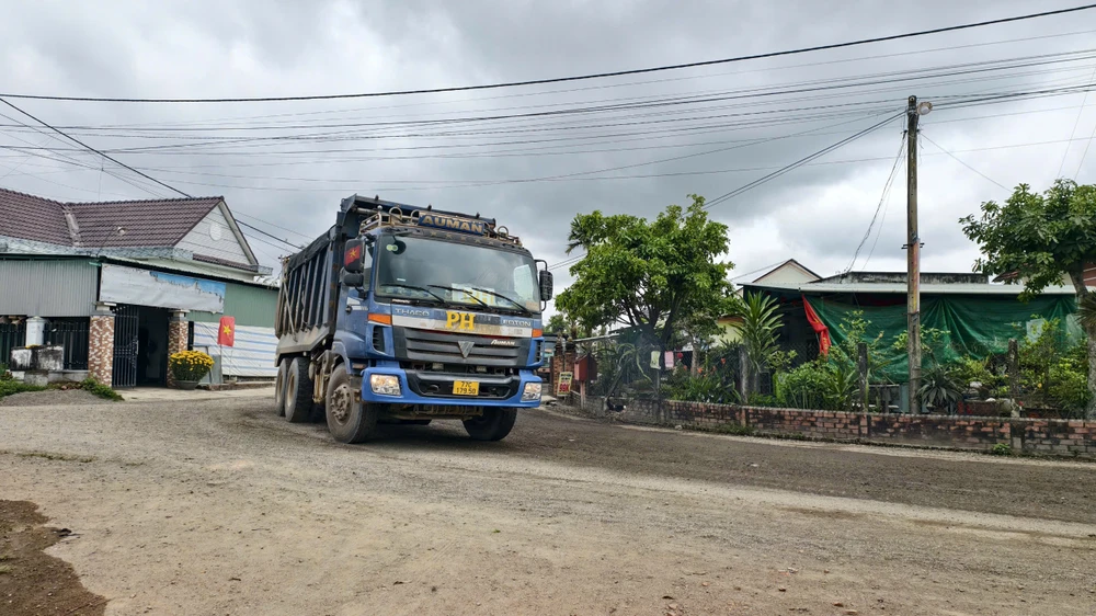 xe-ben-ram-rap-tren-duong-huyen-o-gia-lai-bien-cam-tai-trong-bi-boi-den-dang-ngo (19).jpg