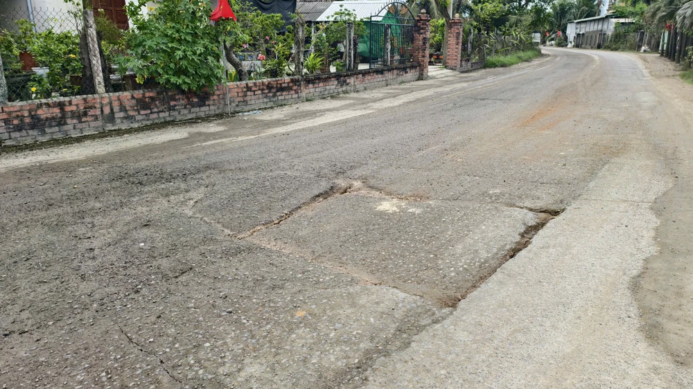 xe-ben-ram-rap-tren-duong-huyen-o-gia-lai-bien-cam-tai-trong-bi-boi-den-dang-ngo (20).jpg