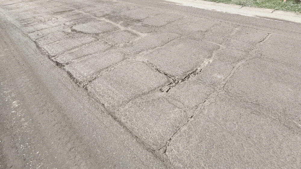 xe-ben-ram-rap-tren-duong-huyen-o-gia-lai-bien-cam-tai-trong-bi-boi-den-dang-ngo (22).jpg