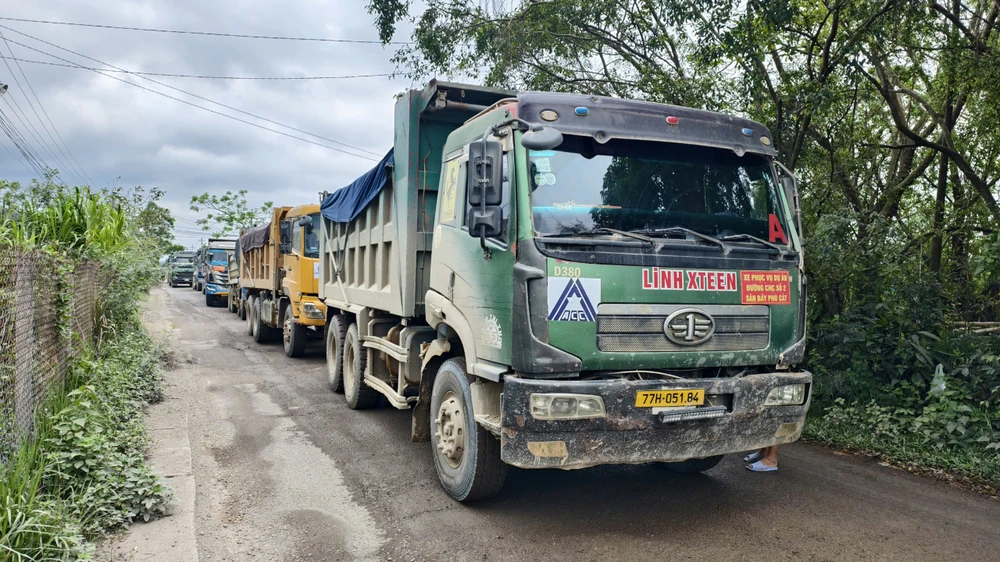 xe-ben-ram-rap-tren-duong-huyen-o-gia-lai-bien-cam-tai-trong-bi-boi-den-dang-ngo (27).jpg