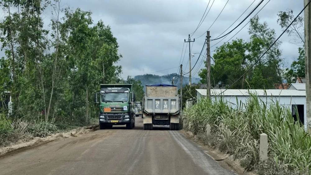 xe-ben-ram-rap-tren-duong-huyen-o-gia-lai-bien-cam-tai-trong-bi-boi-den-dang-ngo (29).jpg