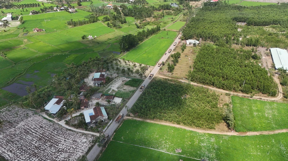 xe-ben-ram-rap-tren-duong-huyen-o-gia-lai-bien-cam-tai-trong-bi-boi-den-dang-ngo (3).jpg