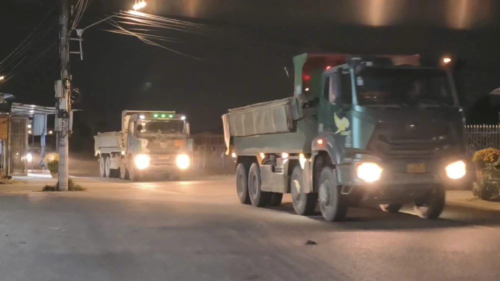 xe-ben-ram-rap-tren-duong-huyen-o-gia-lai-bien-cam-tai-trong-bi-boi-den-dang-ngo (30).jpg