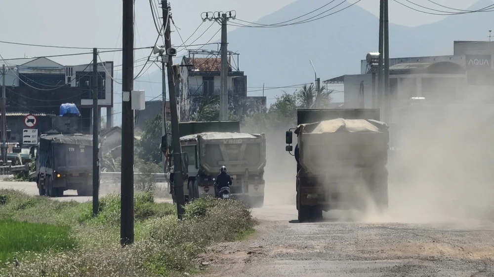 xe-ben-ram-rap-tren-duong-huyen-o-gia-lai-bien-cam-tai-trong-bi-boi-den-dang-ngo (33).jpg