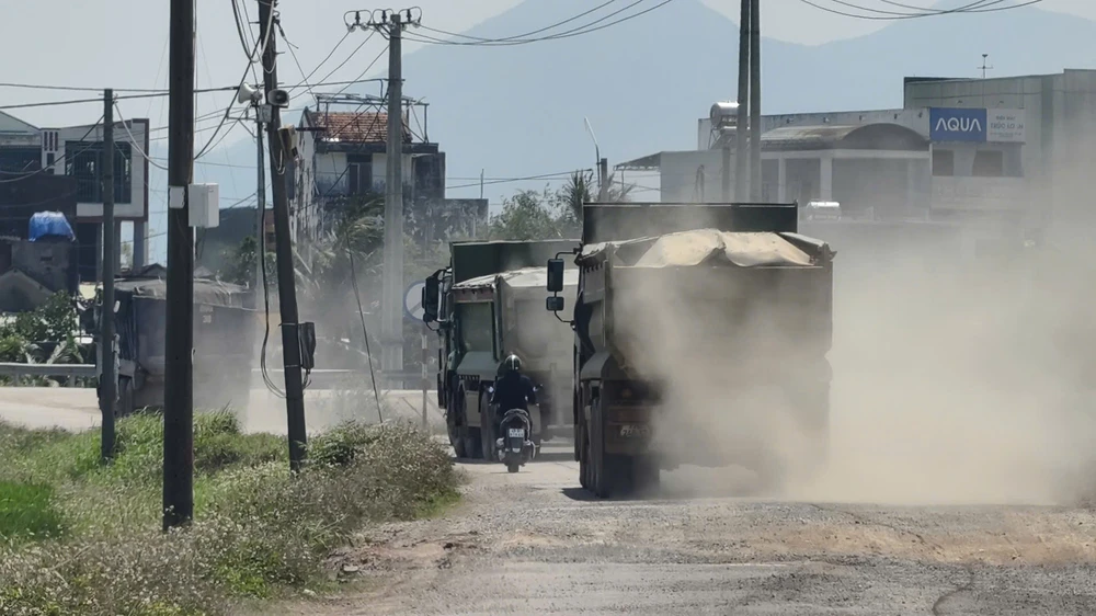 xe-ben-ram-rap-tren-duong-huyen-o-gia-lai-bien-cam-tai-trong-bi-boi-den-dang-ngo (34).jpg