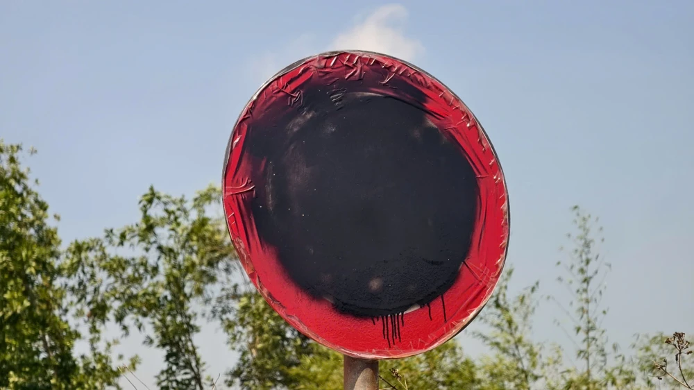 xe-ben-ram-rap-tren-duong-huyen-o-gia-lai-bien-cam-tai-trong-bi-boi-den-dang-ngo (35).jpg