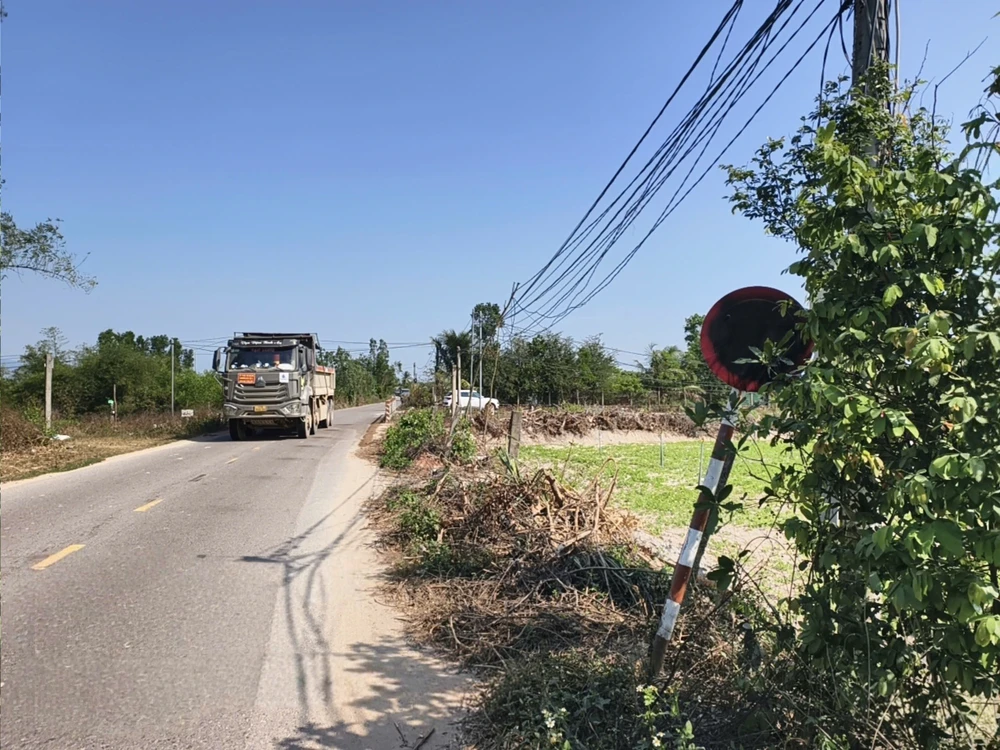 xe-ben-ram-rap-tren-duong-huyen-o-gia-lai-bien-cam-tai-trong-bi-boi-den-dang-ngo (41).jpg