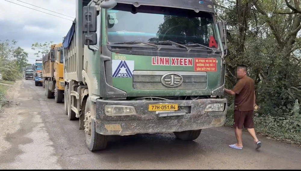 xe-ben-ram-rap-tren-duong-huyen-o-gia-lai-bien-cam-tai-trong-bi-boi-den-dang-ngo (43).jpg