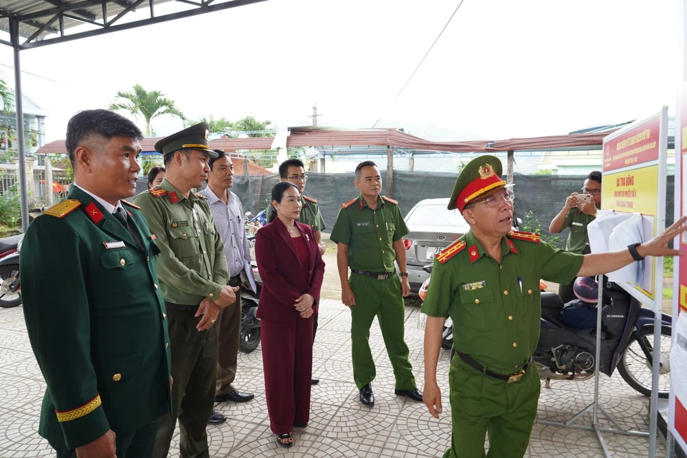 Đại tá Lê Xuân Hưng, Phó Giám đốc Công an tỉnh Quảng Ngãi kiểm tra điểm bỏ phiếu tại xã Trà Bồng.