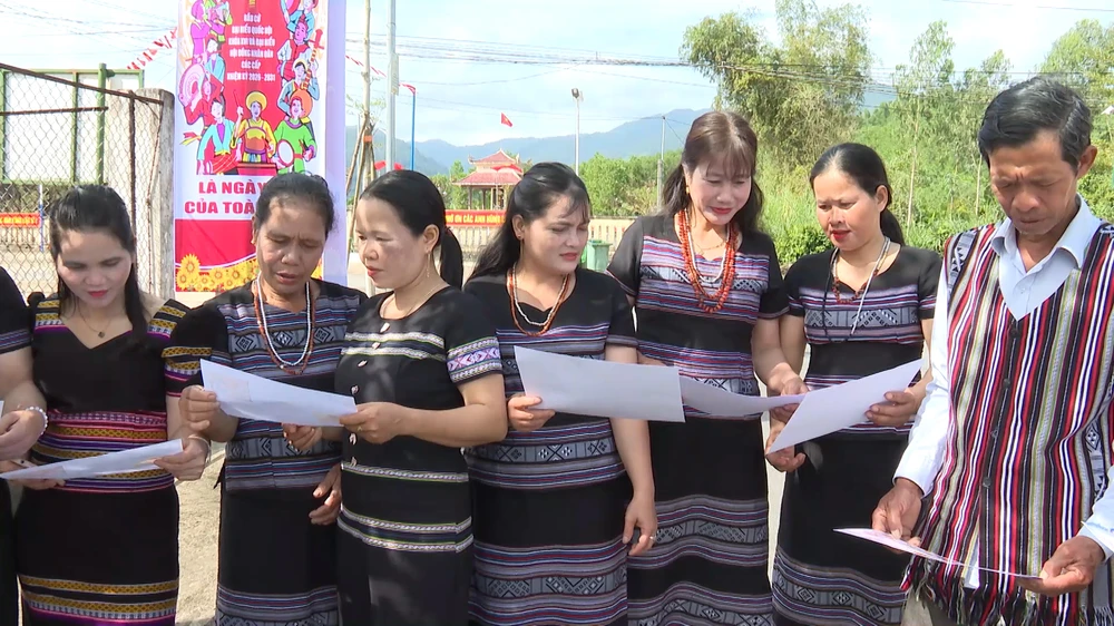 ba con doc thong tin ve bau cu.jpg