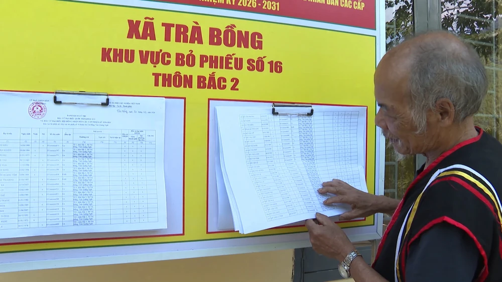 dong bao Cor xem danh sach cu tri.jpg