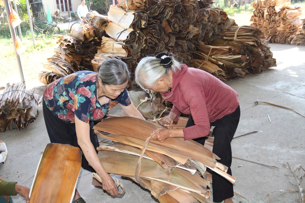 Người dân đem mo cau tới điểm thu mua.