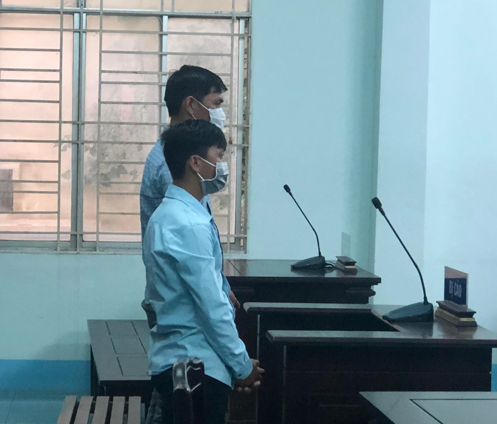 Bị cáo Lộc và Chinh tại phiên tòa. Ảnh: DƯƠNG HOÀNG