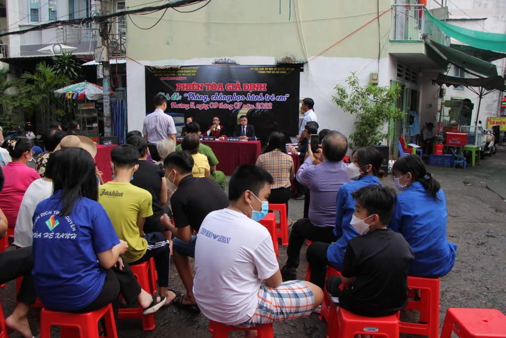 Phiên tòa giả định được tổ chức tại hẻm 187 Mai Xuân Thưởng, phường 5, quận 6. Ảnh: DƯƠNG HOÀNG