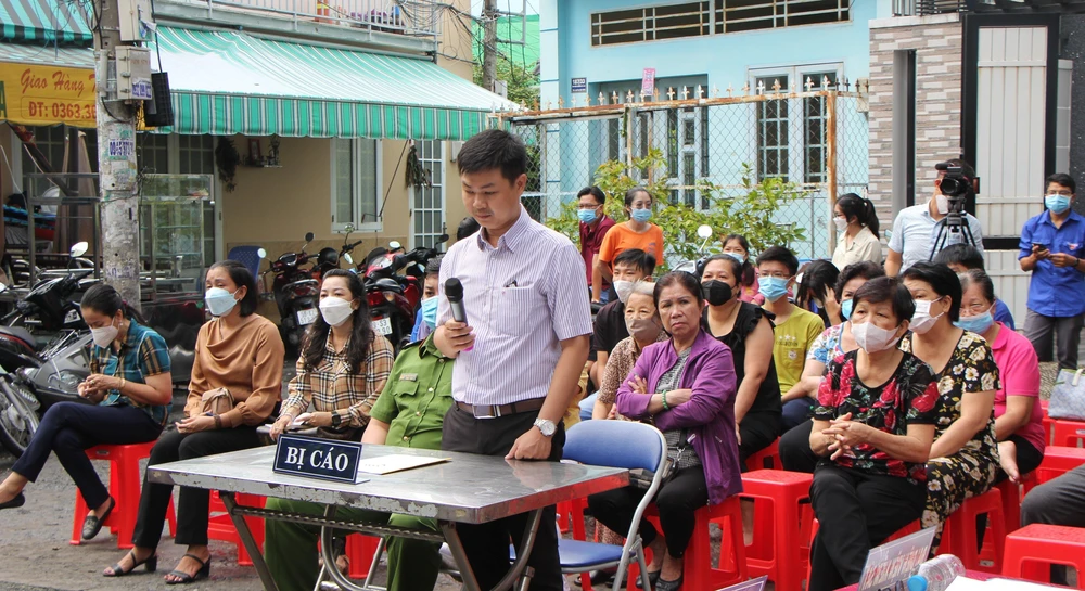 Nhiều người dân theo dõi phiên tòa giả định. Ảnh: DƯƠNG HOÀNG