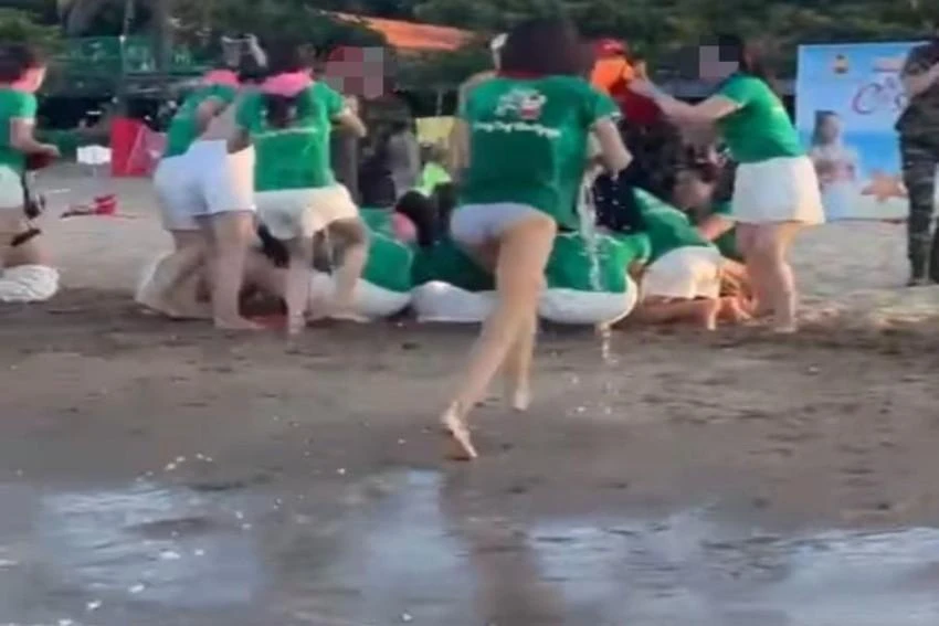 Trò chơi phản cảm của nhóm du khách vào chiều 27-7 ở bãi biển Cửa Lò.