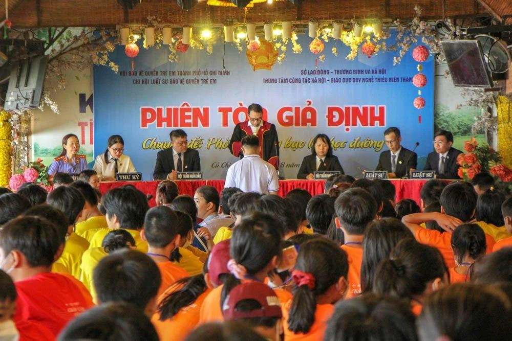 Phiên tòa giả định được Chi hội LS bảo vệ quyền trẻ em TP.HCM tổ chức tại Củ Chi ngày 5-8. Ảnh: DƯƠNG HOÀNG