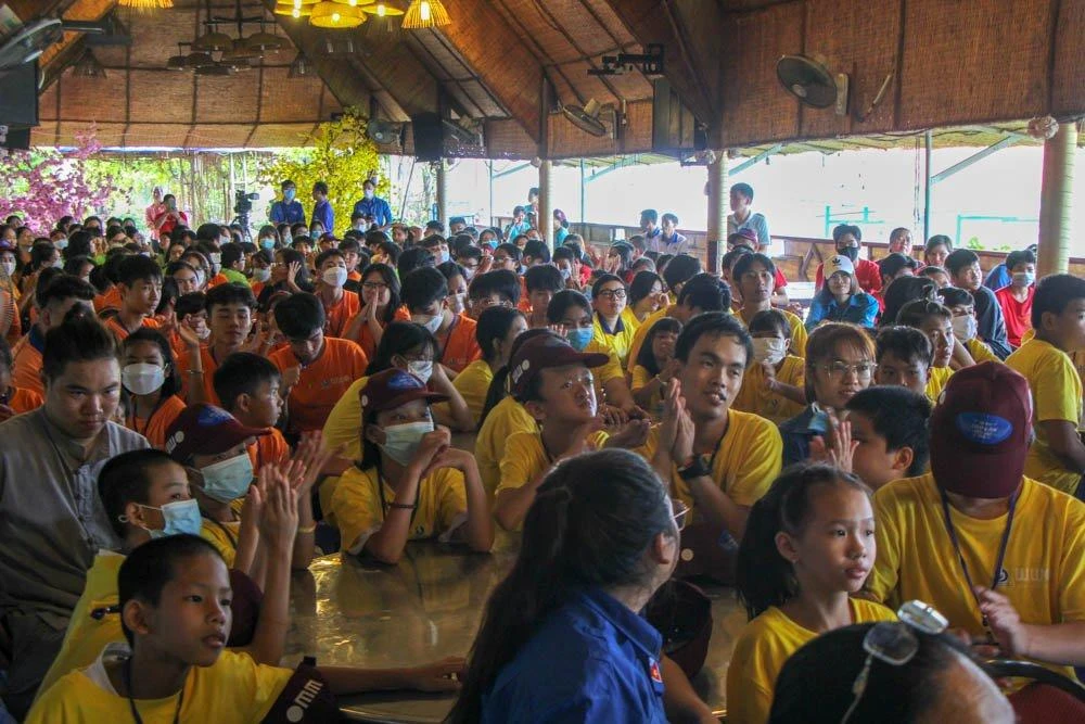 Các em nhỏ theo dõi phiên tòa giả định tại Hội trại “Chắp cánh ước mơ” . Ảnh: DƯƠNG HOÀNG